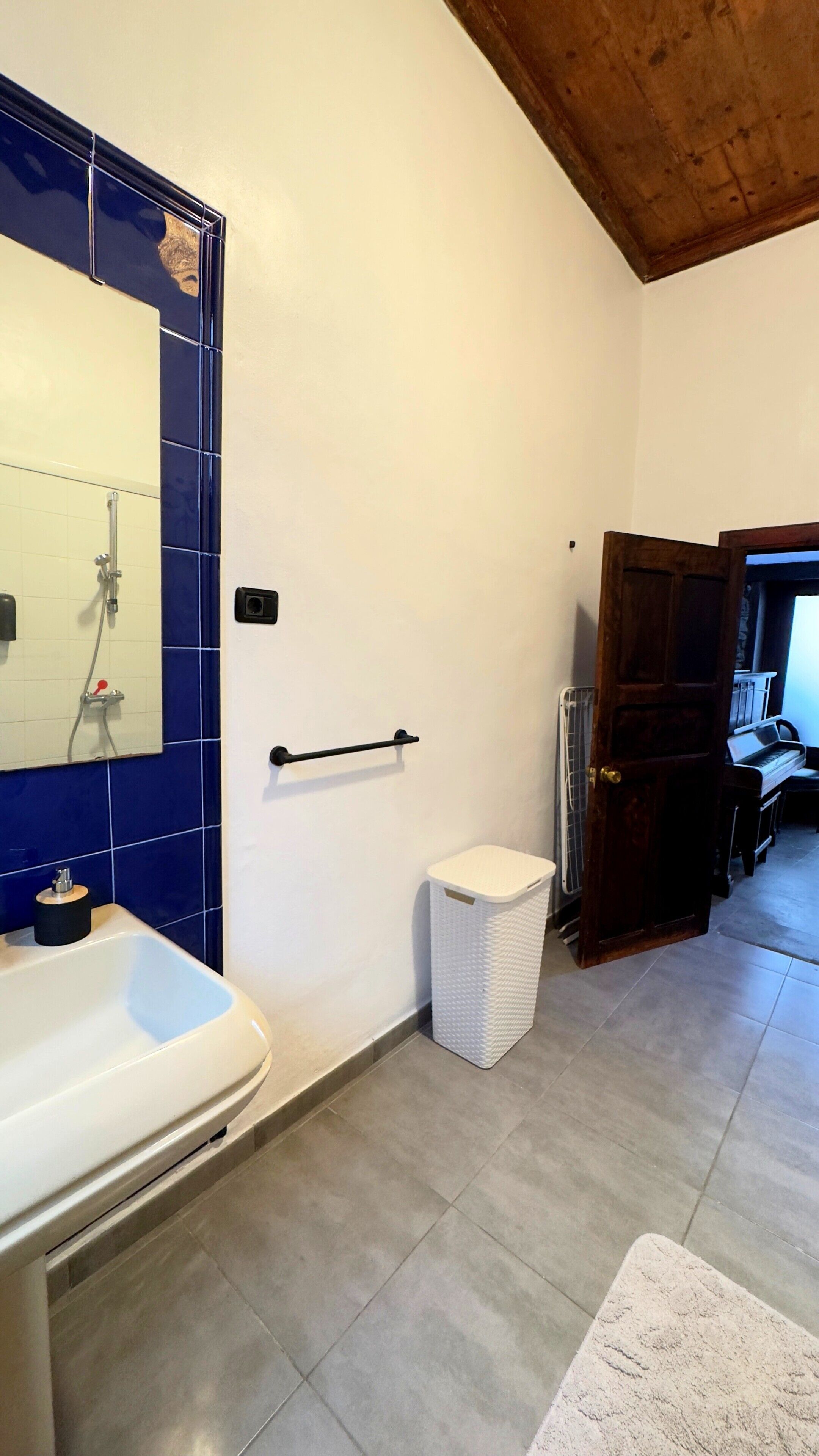 Douche, sèche-cheveux, serviettes fournies