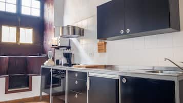 Een koelkast, een magnetron, een oven, een kookplaat