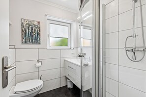 Shower, hair dryer, towels, soap - Small but nice apartment with balcony (Deidesheim)
