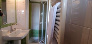 Duschwanne, Haartrockner, Bidet, Handtücher