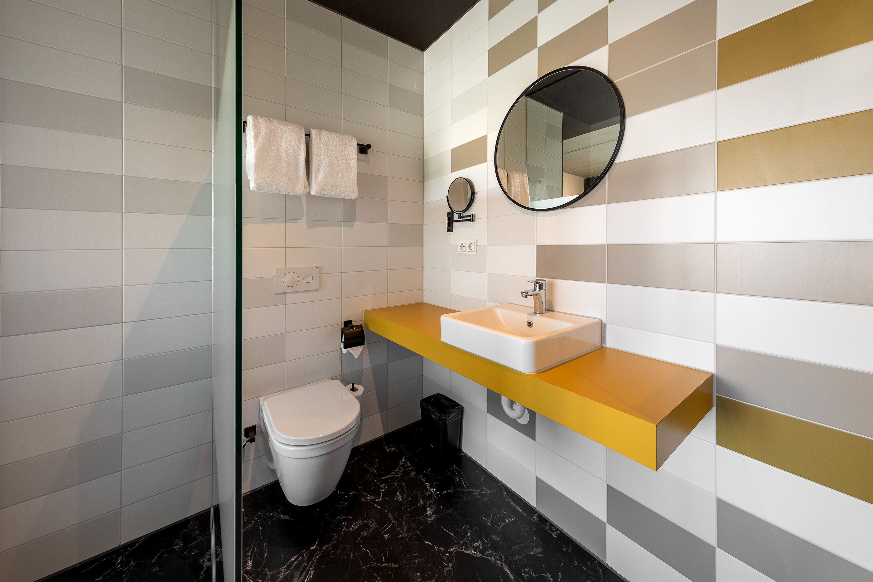 studio suite | bathroom | shower, towels