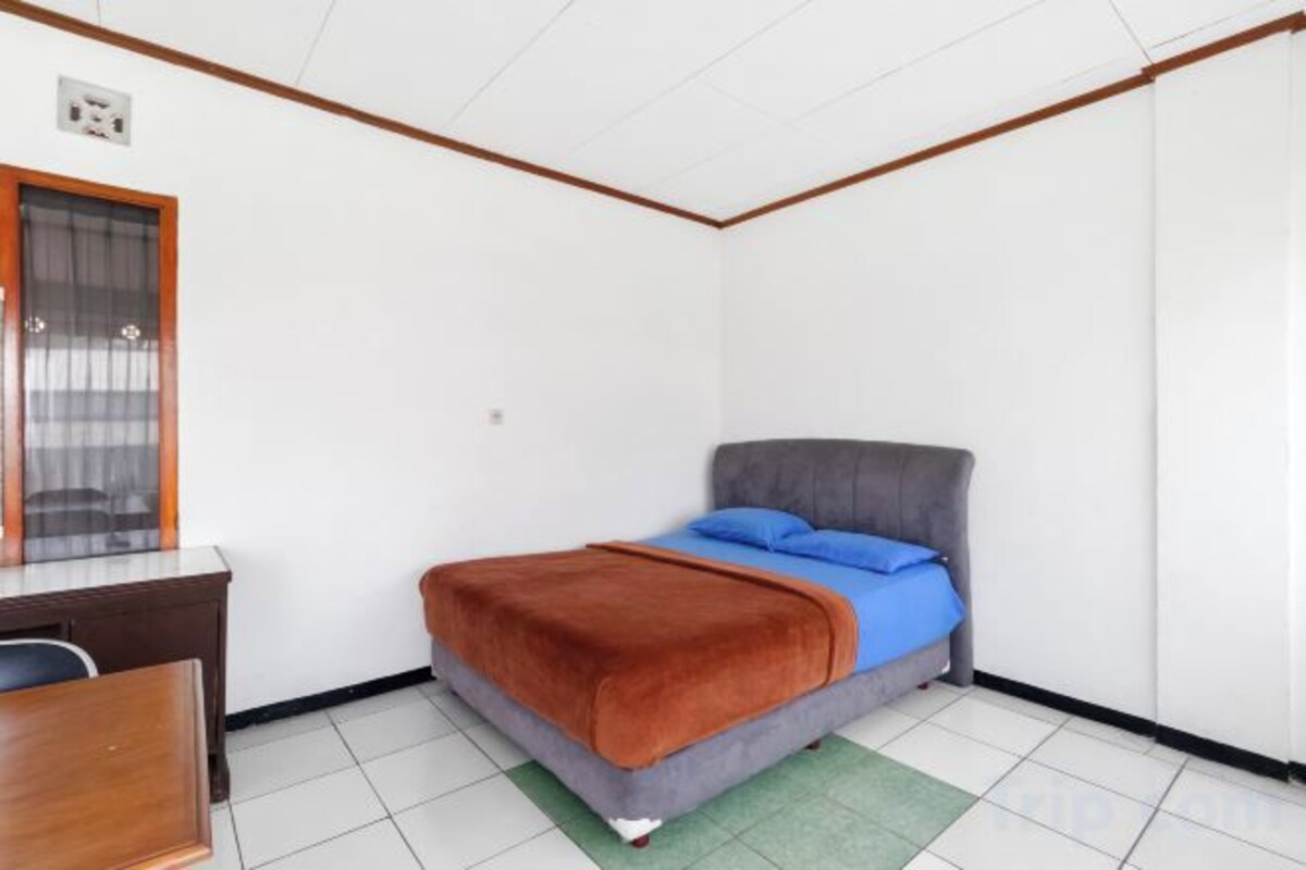 Een bureau, gratis wifi, beddengoed