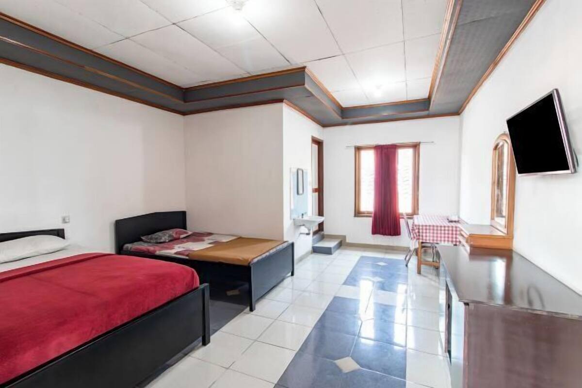 Een bureau, gratis wifi, beddengoed