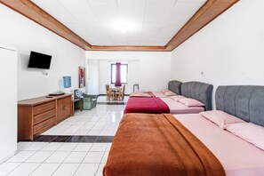Premier Room | Desk, free WiFi, bed sheets - Abang Hotel Ciwidey (Ciwidey)