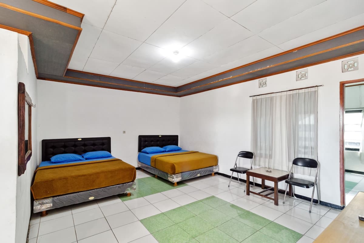 Family Room (6 pax) | Meja, Wi-fi percuma, cadar katil
