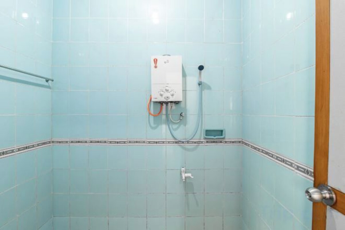 Een douche, gratis toiletartikelen, handdoeken