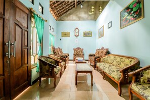 Lobby sitting area - Mutiara Guesthouse (Kalirejo)