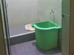 Standardzimmer | Badezimmer | Badewanne, kostenlose Toilettenartikel, Handtücher