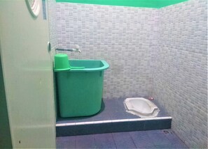 Standard Room | Bathroom | Bathtub, free toiletries, towels - Hotel Bukit Panembahan (Durin Simbelang)