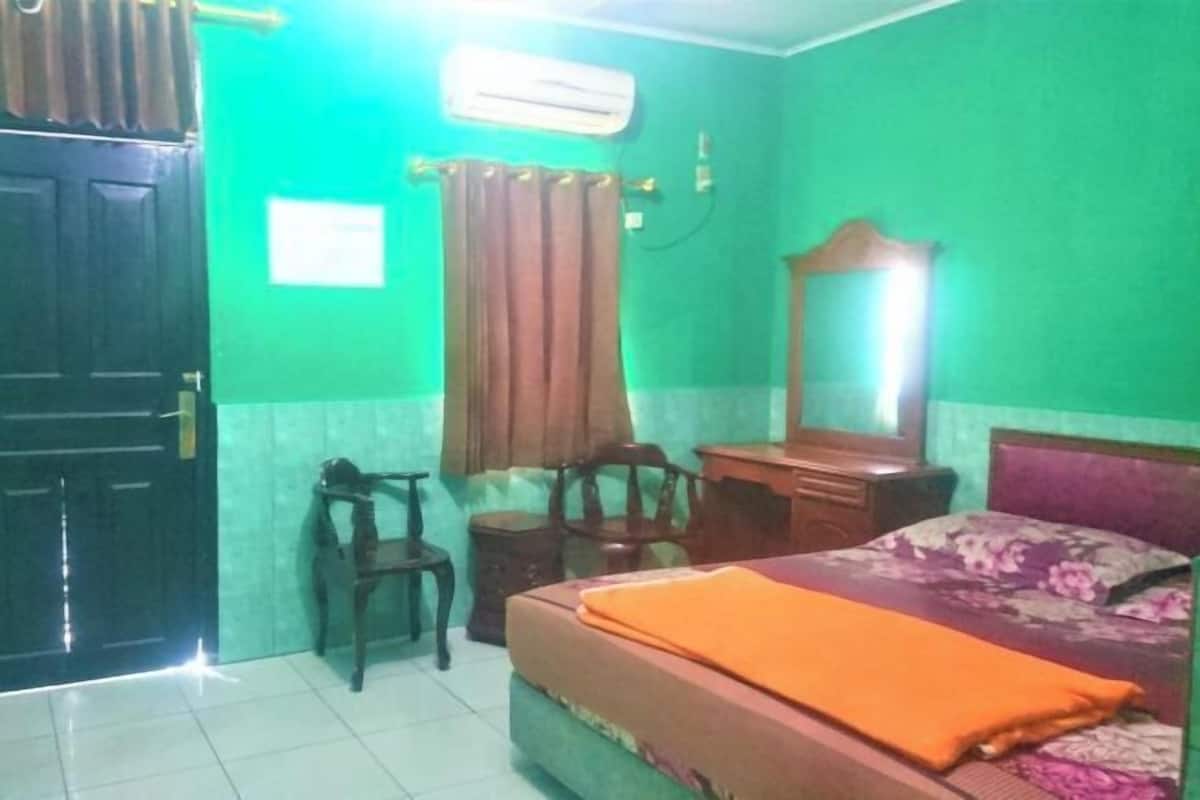 Escritorio y ropa de cama