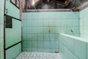 Standard Room | Bathroom | Shower, free toiletries, towels - Ringin Guesthouse (Kalirejo)