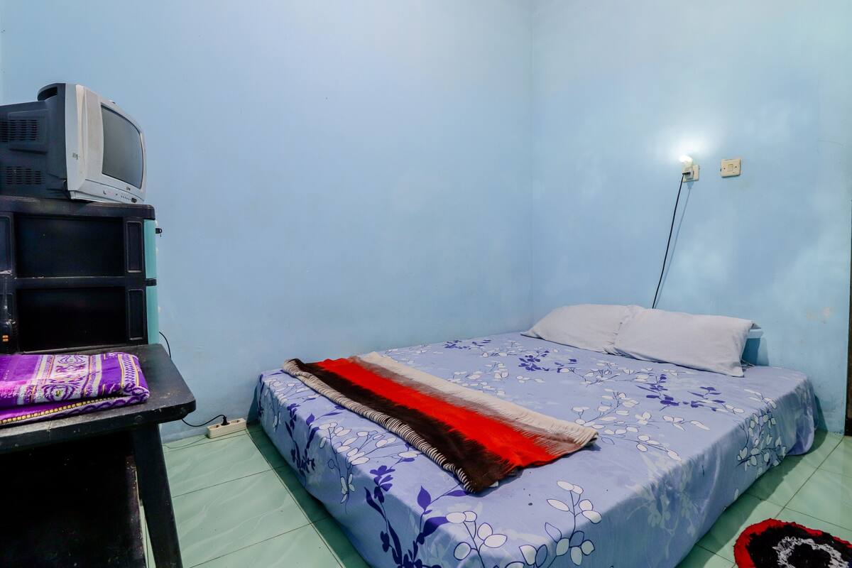 Espacio para trabajar con laptop y ropa de cama
