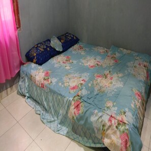 Habitación estándar | Espacio para trabajar con un portátil y ropa de cama