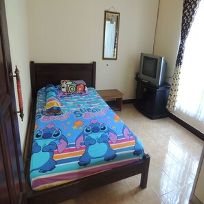 Espacio para trabajar con laptop y ropa de cama 