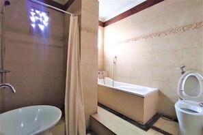 Double Room (Sweet Room) | Bilik Mandi | Pancuran mandi, kelengkapan dandanan diri percuma, tuala disediakan 