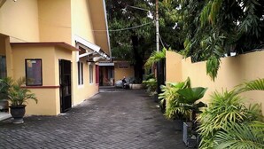 Unclassified image, 3 of 20, button - Wisma Mutiara (Makassar)