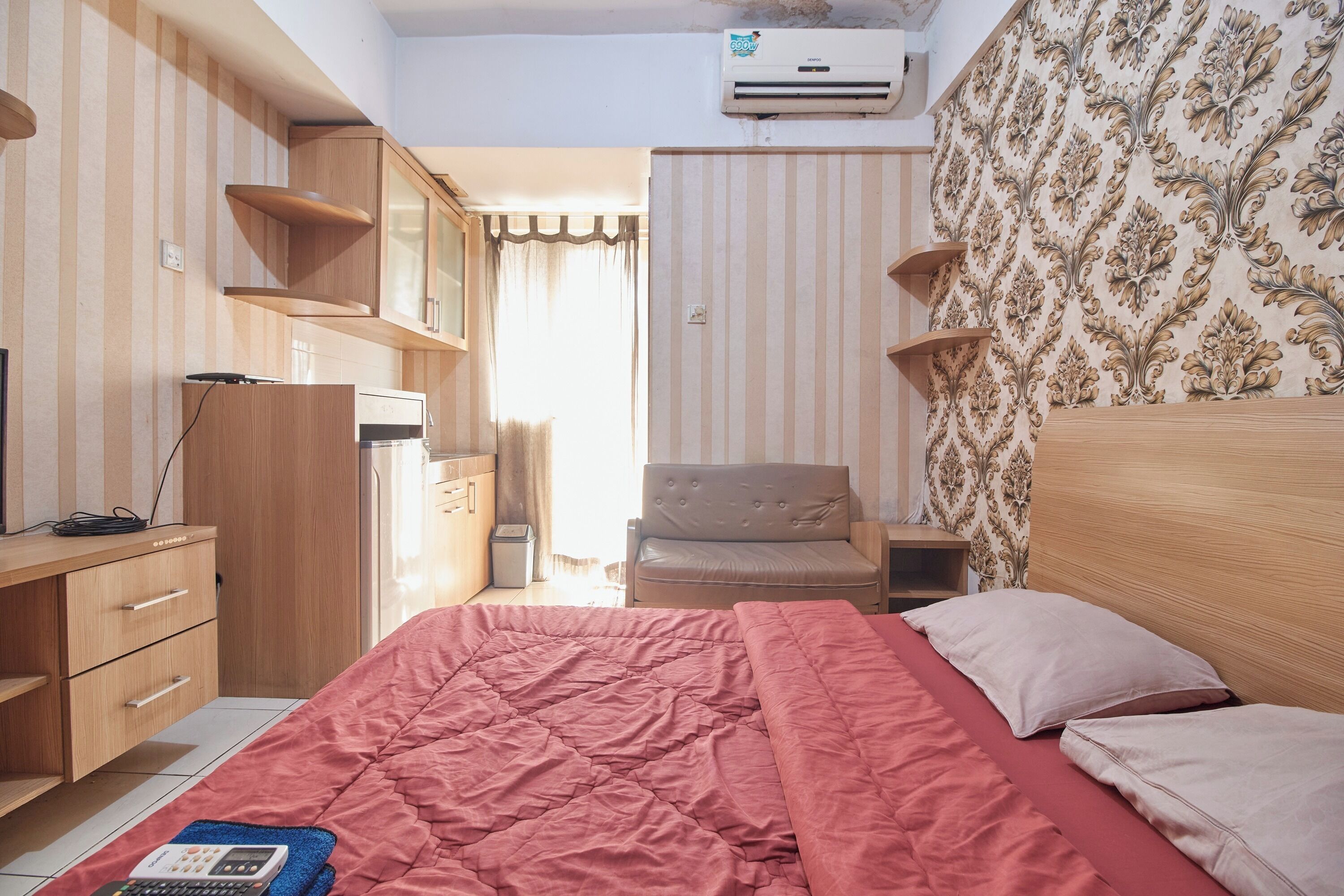 Quarto com cama, escrivaninha, cadeira e guarda-roupa.