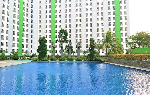 Outdoor pool - Apartment Green Lake View Ciputat by Celebrity Room (South Tangerang)