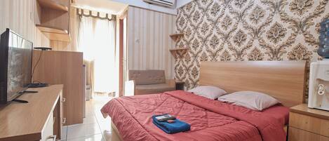 1 kamar tidur dan meja kerja
