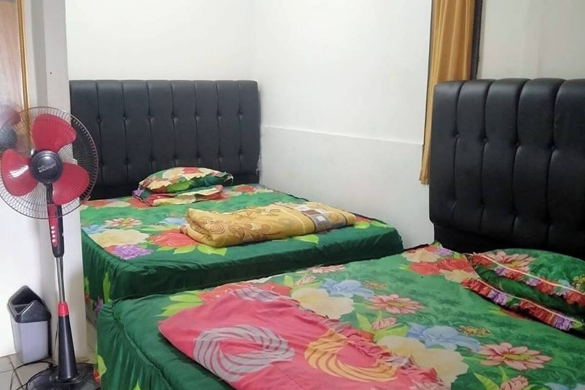 ห้องสแตนดาร์ดสำหรับสี่ท่าน (2-Bed AC) | โต๊ะทำงาน, ผ้าปูที่นอน