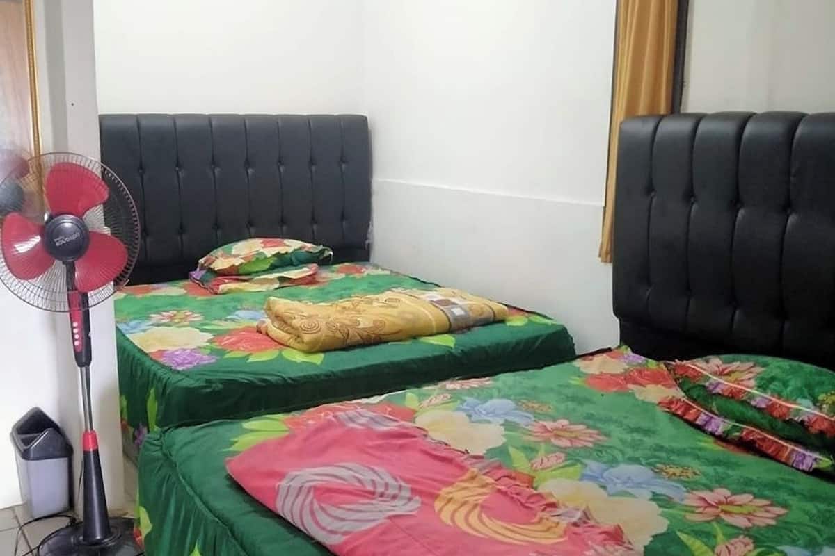 Chambre Quadruple Standard (2-Bed AC) | Bureau, draps fournis