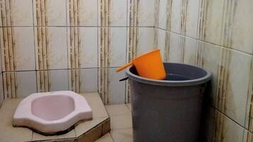 Standard Quadruple | Bathroom | Shower, free toiletries, towels