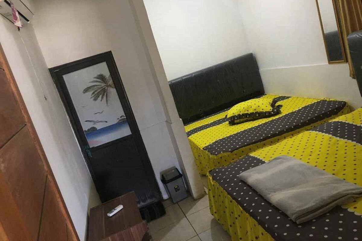 ห้องพัก (2-Bed AC) | โต๊ะทำงาน, ผ้าปูที่นอน