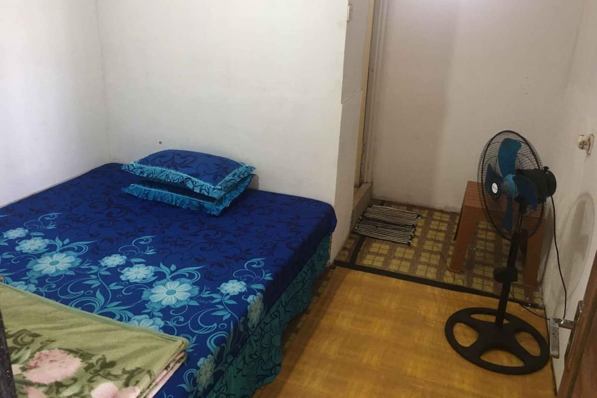 ห้องพัก (1-Bed Non AC) | โต๊ะทำงาน, ผ้าปูที่นอน