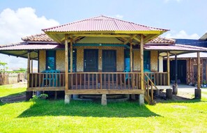 Desk, bed sheets - Penginapan Erbysa (Pameungpeuk)