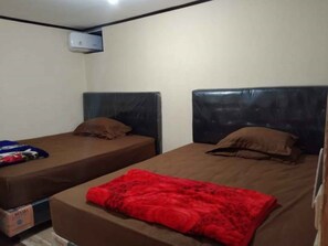 Desk, bed sheets - Penginapan Erbysa (Pameungpeuk)