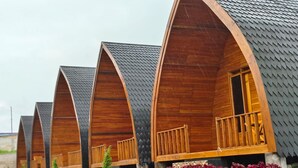 Une rangée de cabanes en bois, dotées de toits inclinés et de balcons.