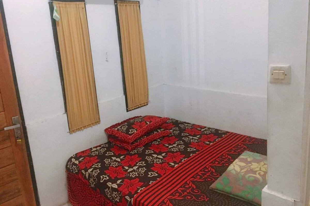 ห้องพัก (1-Bed AC) | โต๊ะทำงาน, ผ้าปูที่นอน