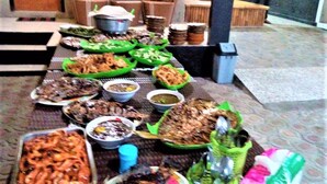 Une table de buffet avec divers plats et des plats de service remplis de nourriture.