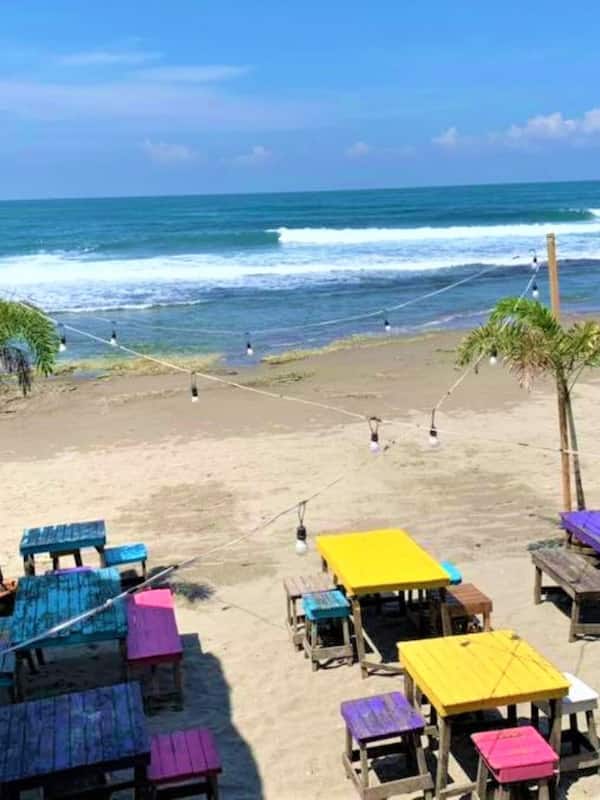 Ubicación a pie de playa, arena negra y surf