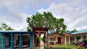 A traditional house with a sign reading "Mushima House". - Muchshima House (Choeng Thale)