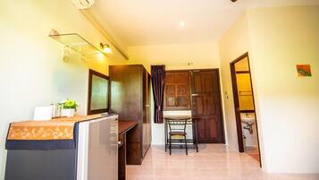 One Bedroom | Desk, free WiFi