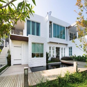 Vista frontal de la propiedad