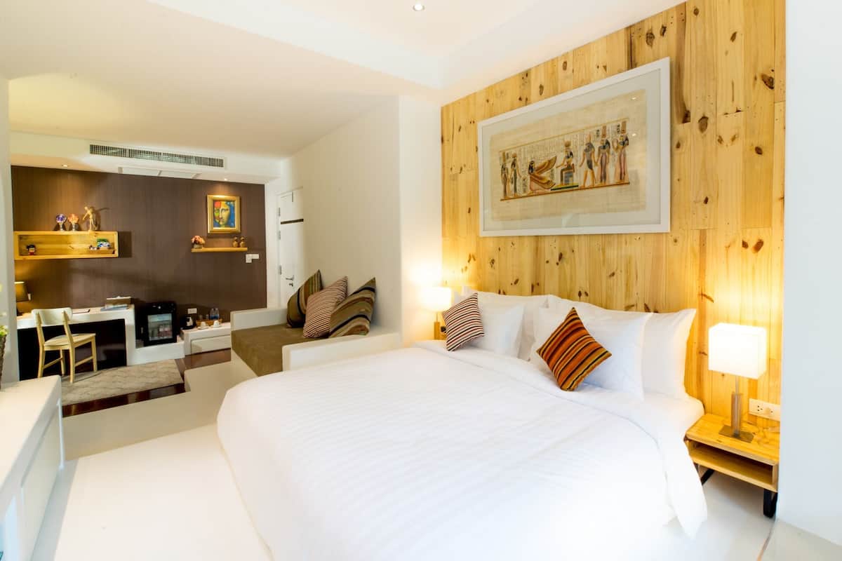 Family Room | Laptop workspace, WiFi (free), bed sheets