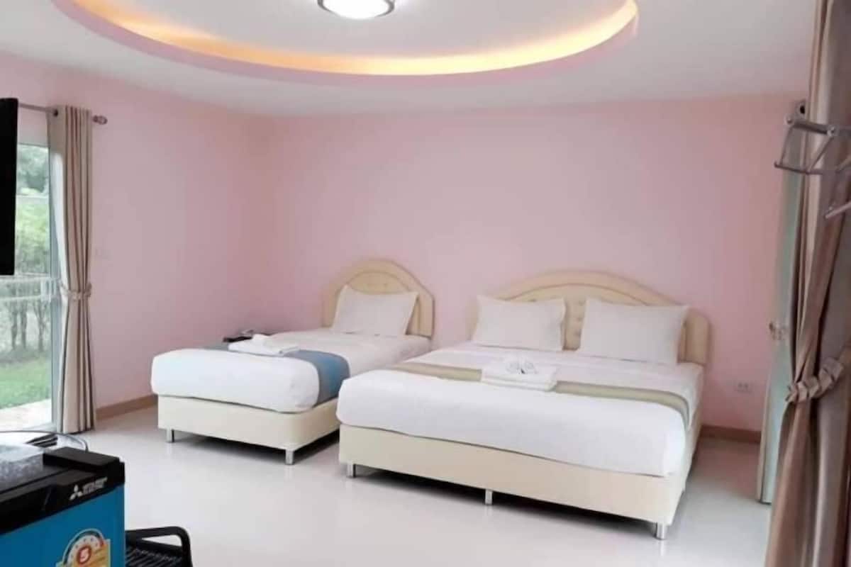 Escritorio, wifi gratis y ropa de cama