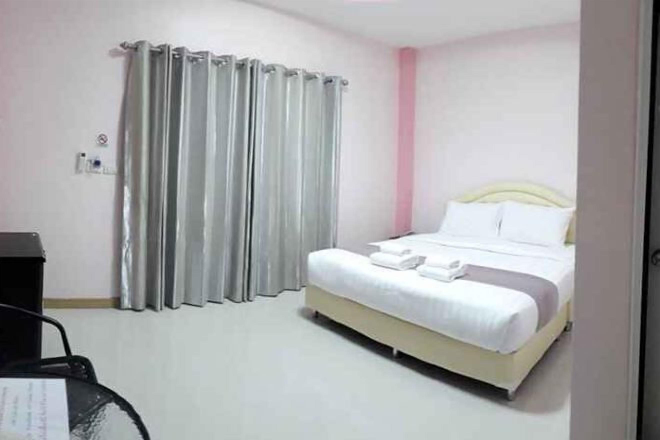 Desk, free WiFi, bed sheets