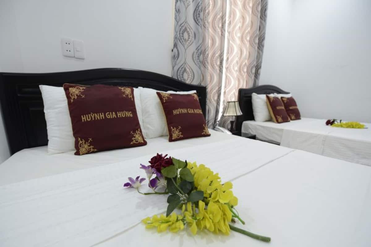 Triple Room | Desk, iron/ironing board (on request), free WiFi, bed sheets