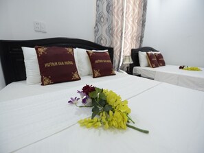 Desk, iron/ironing board, free WiFi, bed sheets - Huynh Gia Hung Hotel (Da Nang)