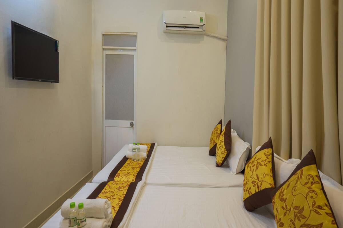 Laptop workspace, free WiFi, bed sheets