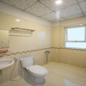Shower, free toiletries, towels