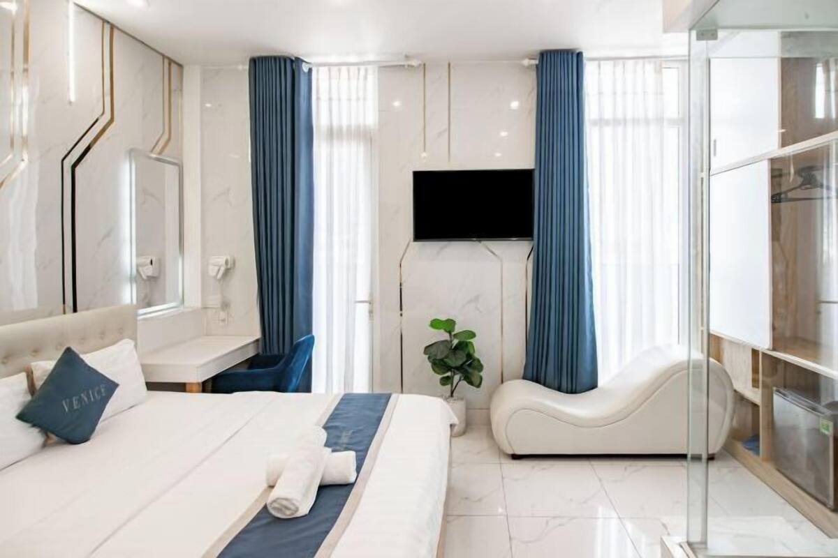 Minibar, bureau, accès au Wi-Fi (inclus), literie fournie
