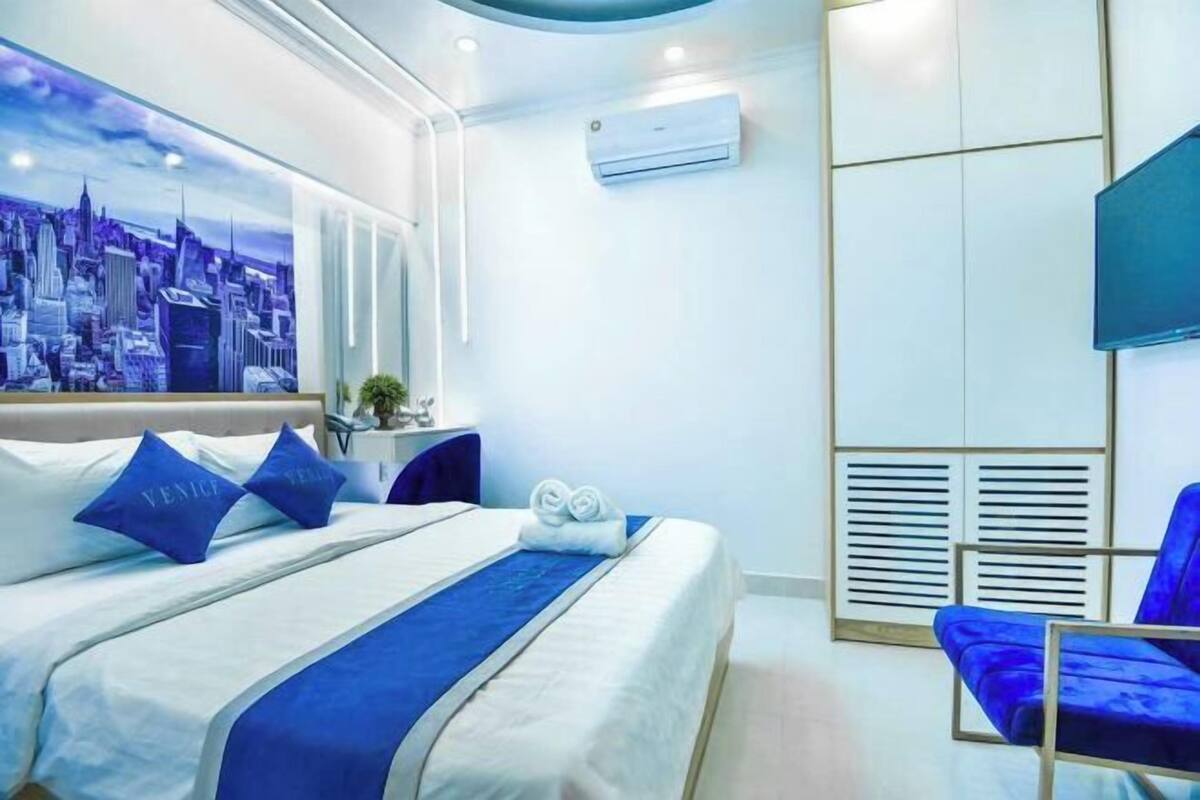 Minibar, bureau, accès au Wi-Fi (inclus), literie fournie