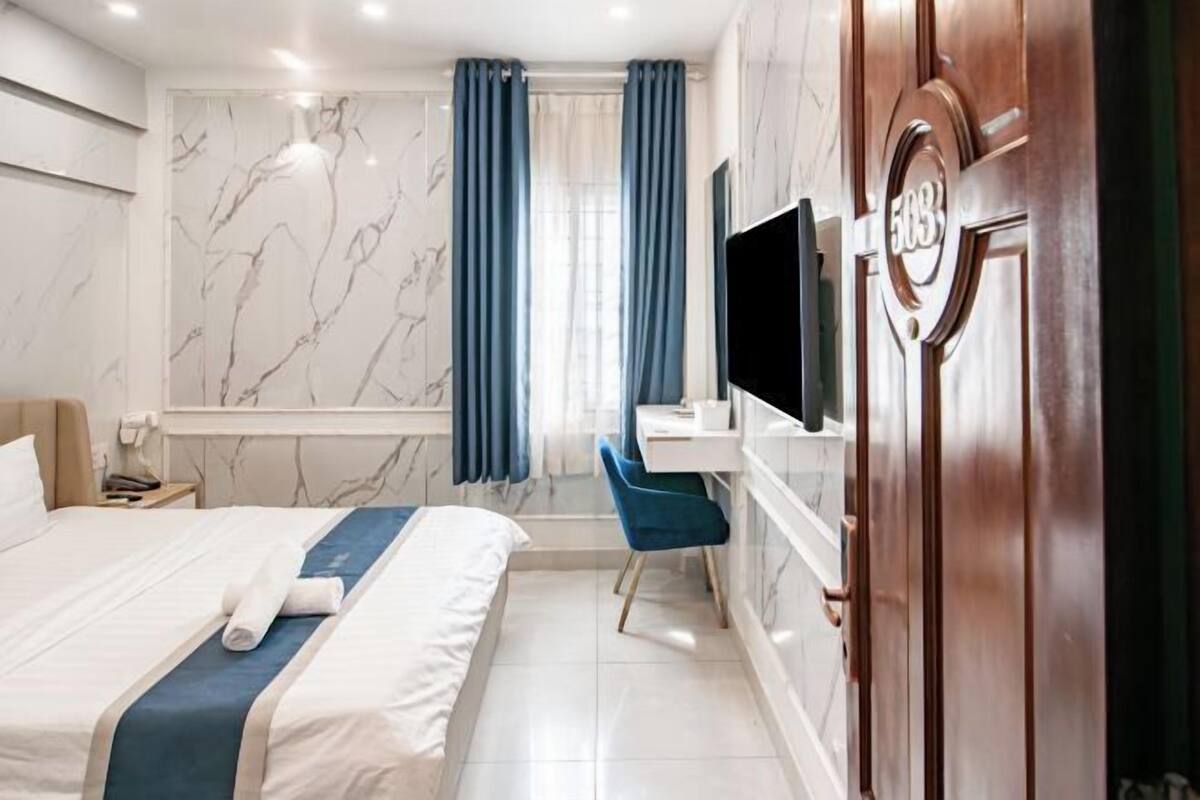 Minibar, bureau, accès au Wi-Fi (inclus), literie fournie
