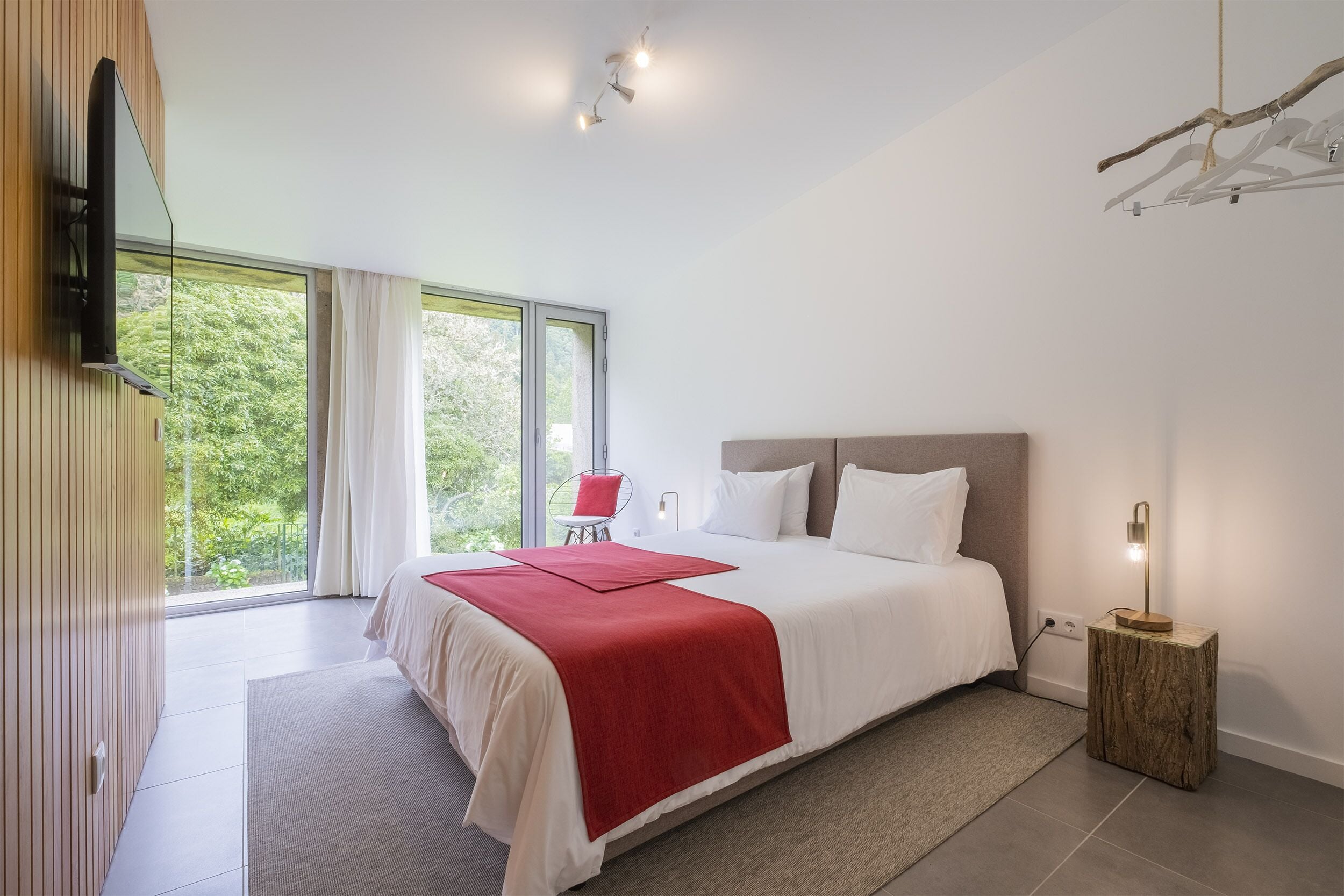 1 sovrum, individuell inredning, unika möbler och ljudisolering