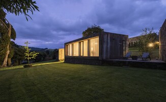 Fachada de la propiedad por la tarde o noche