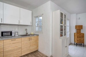 Jääkaappi, mikroaaltouuni, uuni, astianpesukone